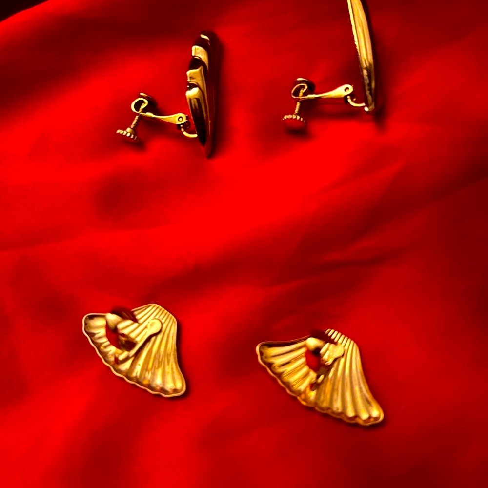 😎 Two pair of Vintage clipon GOLDTONE earrings - Picture 4 of 5